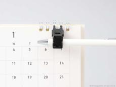 ペンとシールをカレンダーに取り付けちゃえば忘れないうちに予定を整理できるね！