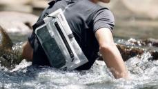 IPX7の防水スリングバッグで海でも川でも貴重品は肌身離さず！