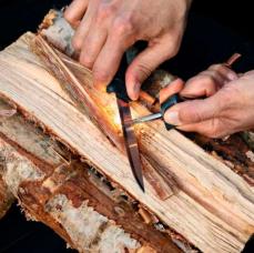 着火用木材とファイヤスターターがセットになったナイフで焚き火を楽しもう！