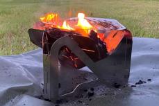 開いて載せるだけ！約30秒で簡単に組み立てられる焚き火台はキャンプでの調理にもピッタリです！
