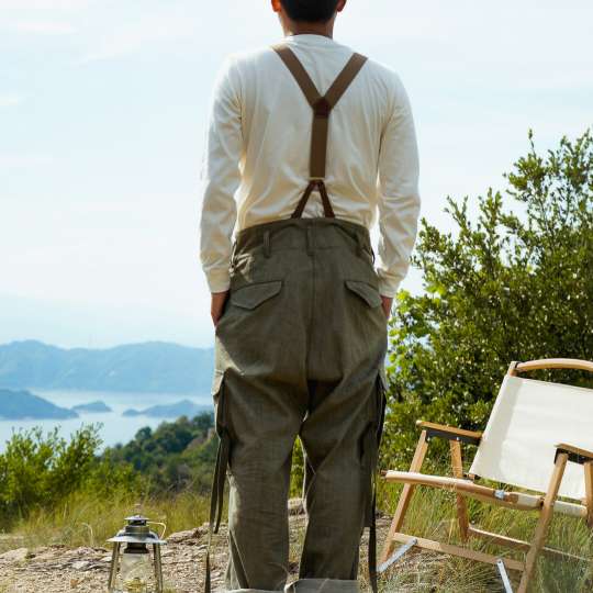 岡山産のグリーンデニム生地が似合うのはやっぱり軍パンみたいな