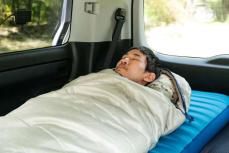 キャンプ、車中泊未経験の&#038;GP若澤が体験！「キャンプまくら」があると本当に寝袋でもぐっすり眠れるのか？