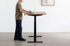 カスタムできるテーブルに電動昇降脚を取り付けて座りっぱなしを解消！
