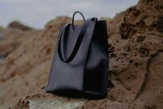 “革のプロ”栃木レザーの自社ブランド「nogake」の新作バッグは素材に注目
