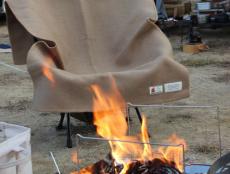 日本防炎協会の防炎マーク付きブランケットだから焚き火で「火の粉」が飛んできても安心！