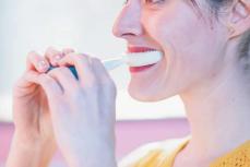 約10秒で歯磨き完了!? マウスピース形の音波電動歯ブラシって新しい！