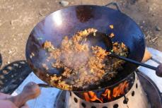 焚き火でパラパラの炒飯を作りたい？だったらブースター付きの中華鍋セットを使うといいかも