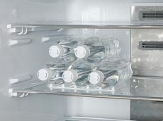 冷蔵庫内の缶やボトルはマットを使って横置き保管。奥に置いて忘れちゃったも防げます