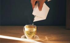 折り紙のように折って使う「紙の急須」でお茶をもっと手軽に愉しむ