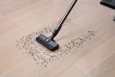 東芝のコードレス掃除機は床の種類に合わせて吸引力とブラシの回転スピードを自動調節！