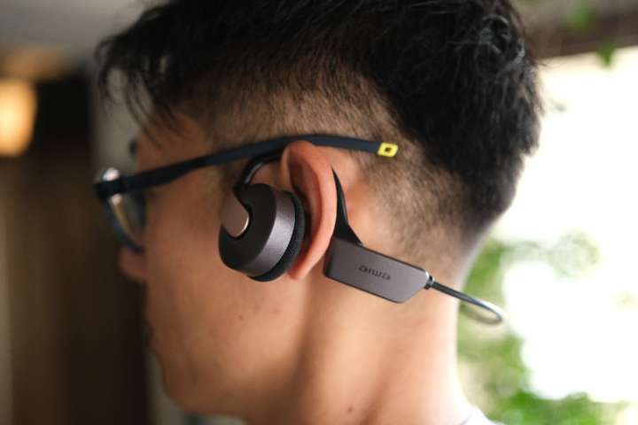 アイワの耳掛けスピーカー「Butterfly Neo」で開放感、没入感、臨場
