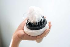 マイクロ泡を自動で作り出す電動シャンプーブラシで頭皮の毛穴汚れをスッキリ洗い流そう！