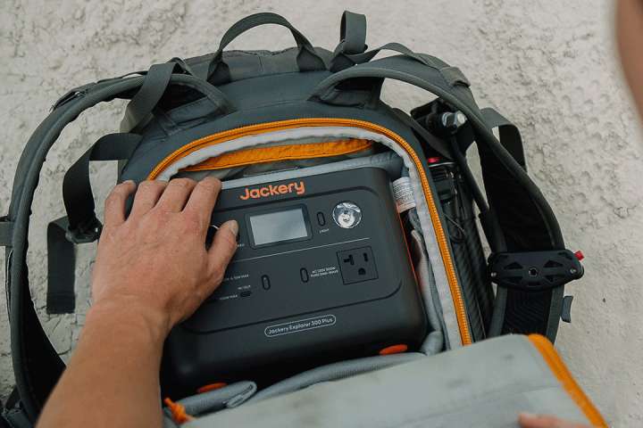 Jackeryの新型ポータブル電源「300 Plus」はリュックにすっぽり入る