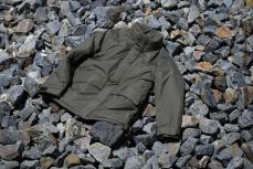 ミリタリー感あるジップジャケットは透湿性＆防風性に優れたGORE-TEXの2層素材を使用！