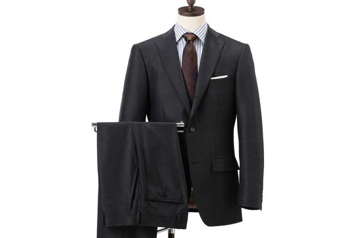 AOKIが65年間で培った縫製技術を注ぎ込んだ「金のスーツ」は、普通の