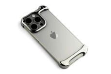 iPhone 15 Proの質感を手に感じていたいなら角とカメラだけ守れるバンパーケースがいいかも
