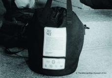 「THE MET」の歴代ロゴをあしらったマンハッタンポーテージのバッグが誕生