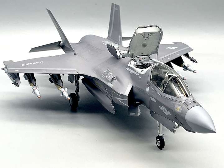 F-35B 1/48 垂直着陸状態 ロッキードマーチン F-35B ライトニングII (プラモデル