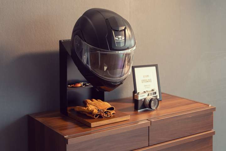 卓上ヘルメットスタンド バイカーの必需品を飾って収納！ 卓上ヘルメットスタンドの先行