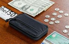 伸縮するからお金が取り出しやすい！財布一体型のiPhoneケースってこんなに便利！