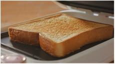 トーストを極める。両面グリル型一枚焼きトースターで食パンの旨味を最大限に引き出す！