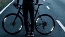 夜の自転車は光ってなんぼ！貼るだけリフレクターで夜間走行の安全を確保