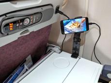 飛行機のテーブルにスマホを固定したら、動画もマンガも快適に楽しめた！