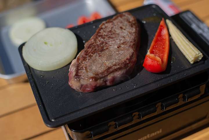 食べて分かるその実力。ステーキはカーボンプレートで焼くのが正解かも