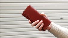 最近増えた「小さい長財布」なんだけど幅じゃなくて縦の長さにこだわってます