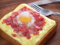 卵がトロ～っ！簡単ウマい「カルボナーラトースト」で食欲が止まらない！