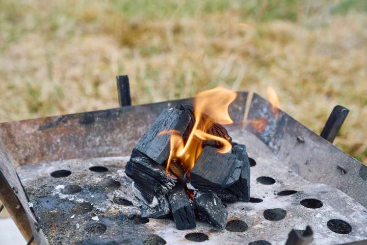 今さら聞けない炭の火起こし方法と消し方。バーベキューで役立つ簡単なやり方と後片付けのコツ｜Infoseekニュース