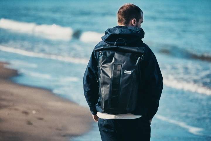 BRIEFINGが防水バッグを作ったらスタイリッシュなロールトップに
