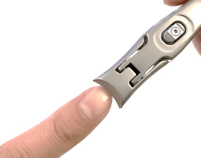 切れ味鋭い爪切りだから滑らか仕上がりでヤスリがけ不要。厚い爪だって