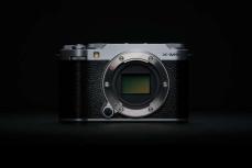 重さわずか約355g！高性能AFで写真もVlogも縦動画も撮れるミラーレス一眼「FUJIFILM X-M5」