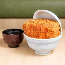 カツの厚みが尋常じゃない！ とんかつ 丸七 月島店の限定メニュー「焼きカツ丼 極厚」がすごかった！