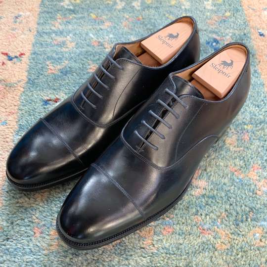 スーツに合わせる靴に迷ったら……黒のストレートチップならまず間違い