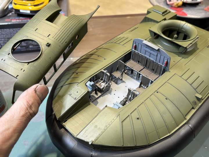 最大の難所現る！艇体上部と下部の合体に思わず苦戦【達人のプラモ術