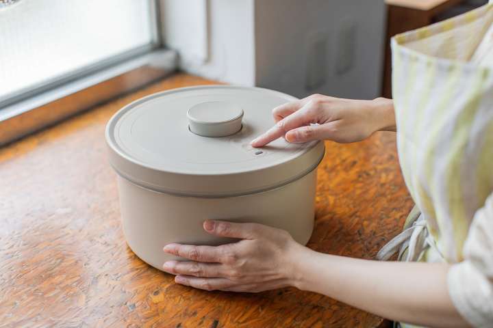 プロの料理人も愛用。酸化も虫もカビも防ぐ真空保存容器「OoBLE Gray