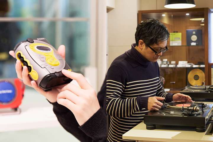 ぼくらの“カコ”に逆回転。懐かしくも新しい「レコード」と「カセット