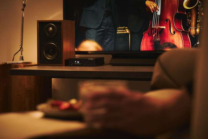 配線1本でつなげられる小型アンプひとつでテレビの音をグッと豊かに 