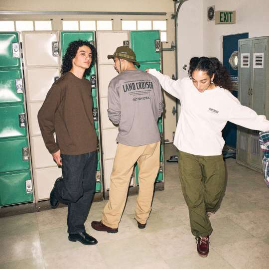 休日のカジュアルスタイルにぴったり。ランドクルーザーの