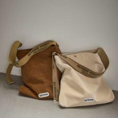 スウェード調の上品顔が効く。着こなしの仕上げに選びたいショルダー