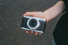 まず持ちたくなる。「LUMIX L10」は“趣味カメラ”としてかなり正しい