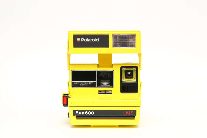 懐かしいボックス型ポラロイドの完動品がカラフルに！｜Infoseekニュース