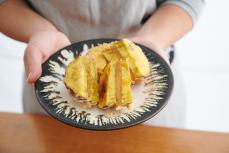 サクサク＆ホクホク「さつまいもとかんころ餅の天ぷら」レシピ。さつまいもの甘みがクセになる！