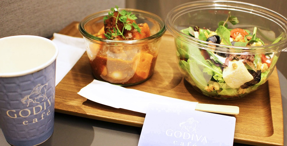 カカオを使ったフード類も！東京駅構内に新業態〈GODIVA café Tokyo〉オープン！