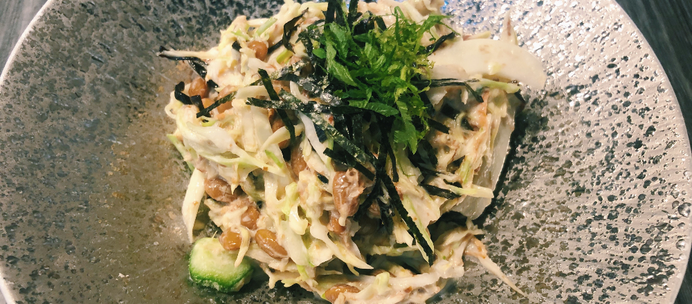 トップクラスの納豆おつまみに遭遇！〈八重洲 天ぷら串 山本家〉のねばねばサラダ。