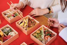 日本橋の老舗8軒の味を自宅で楽しめる！ご馳走弁当「日本橋宴づつみ」を実食。