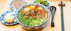 広尾の蘭州料理店〈ザムザムの泉〉で至極の「逸品伝統牛肉麺」を召し上がれ。