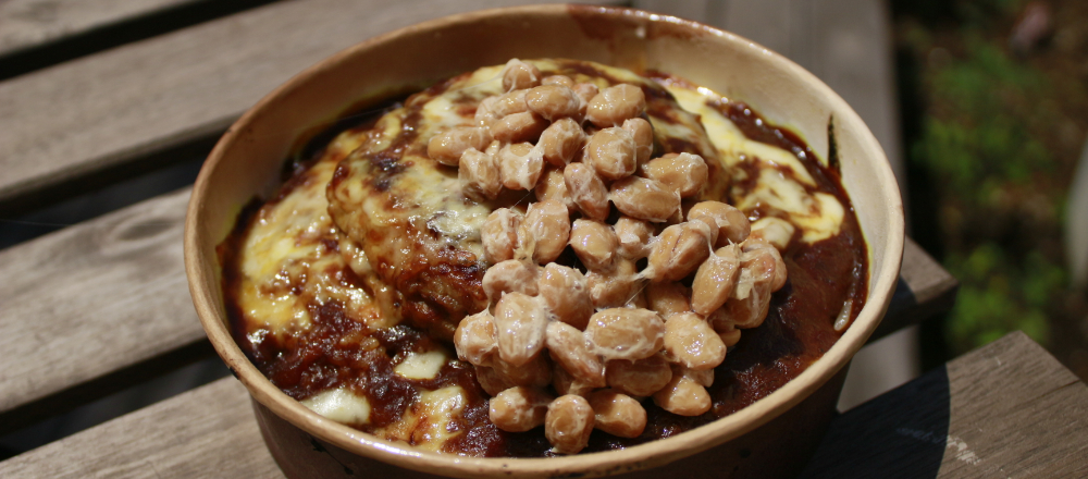 あずき まさに納豆のテーマパーク！〈デニーズ〉の「ハンバーグカレードリア